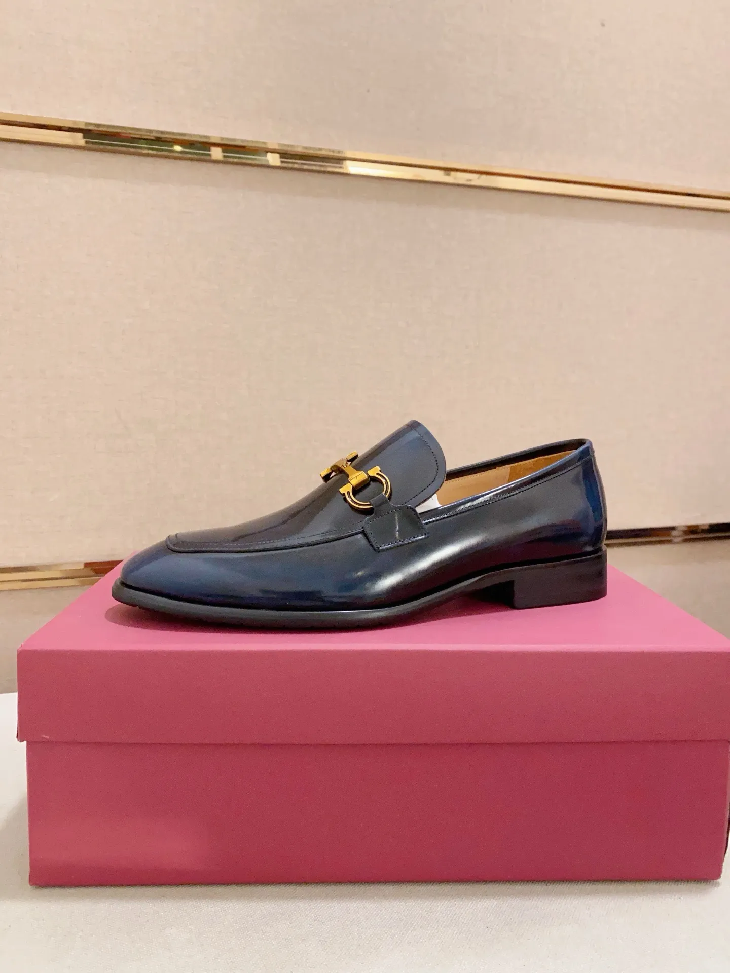 Men's shoes💰: 520💰 High version Ferragamo quality! 🆕🆕Exclusive hot-selling products in stock🔥🔥New products on the shelves, high-quality shoes, high-end driving shoes, with complete packaging! 💪 💪 Material: imported patented cowhide 🐂 + imported high-quality water-dyed cowhide lining + wear-resistant outsole 👍🏻👍🏻 Features: high-end and comfortable, purely handmade 🚀 🚀 Create the perfect shoes that suit you best 🔥 🔥 Size: (38-44) Can be customized 45 non-returnable!